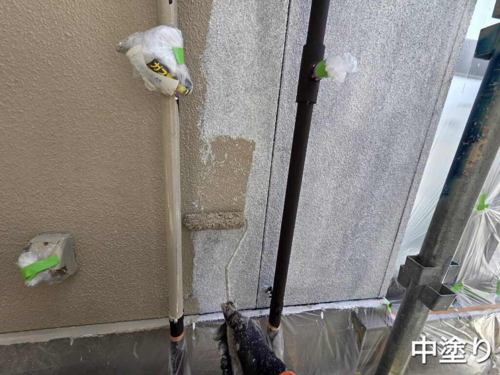 【外壁中塗り】<br />
下塗り後、中塗りを施工しました。<br />
<br />
中塗りは、塗膜に必要な厚みを確保し、外壁表面を均一に整えるための工程です。